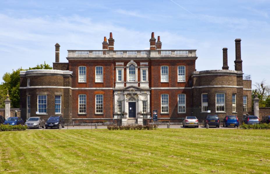 Mais nova queridinha do pedaço, essa série tem a sua principal casa localizada no meio do Greenwich Park, em Londres. A única diferença é que, no cenário para a produção, foram adicionadas plantas como as flores lilás westeria.