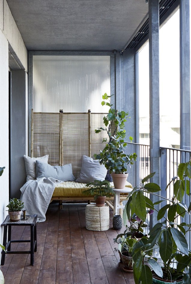 Transforme a varanda – agora é a hora de deixar seu pai-planta interno brilhar. Se você não tem espaço para um jardim completo na cobertura, sua varanda é uma ótima alternativa.