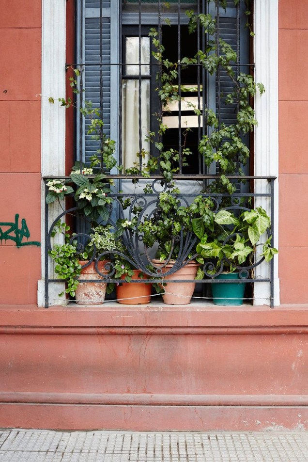 Use as suas janelas – tem uma varanda super pequena? Forre tudo com vasos e plantas para tornar a vista do nível da rua um pouco mais bonita.
