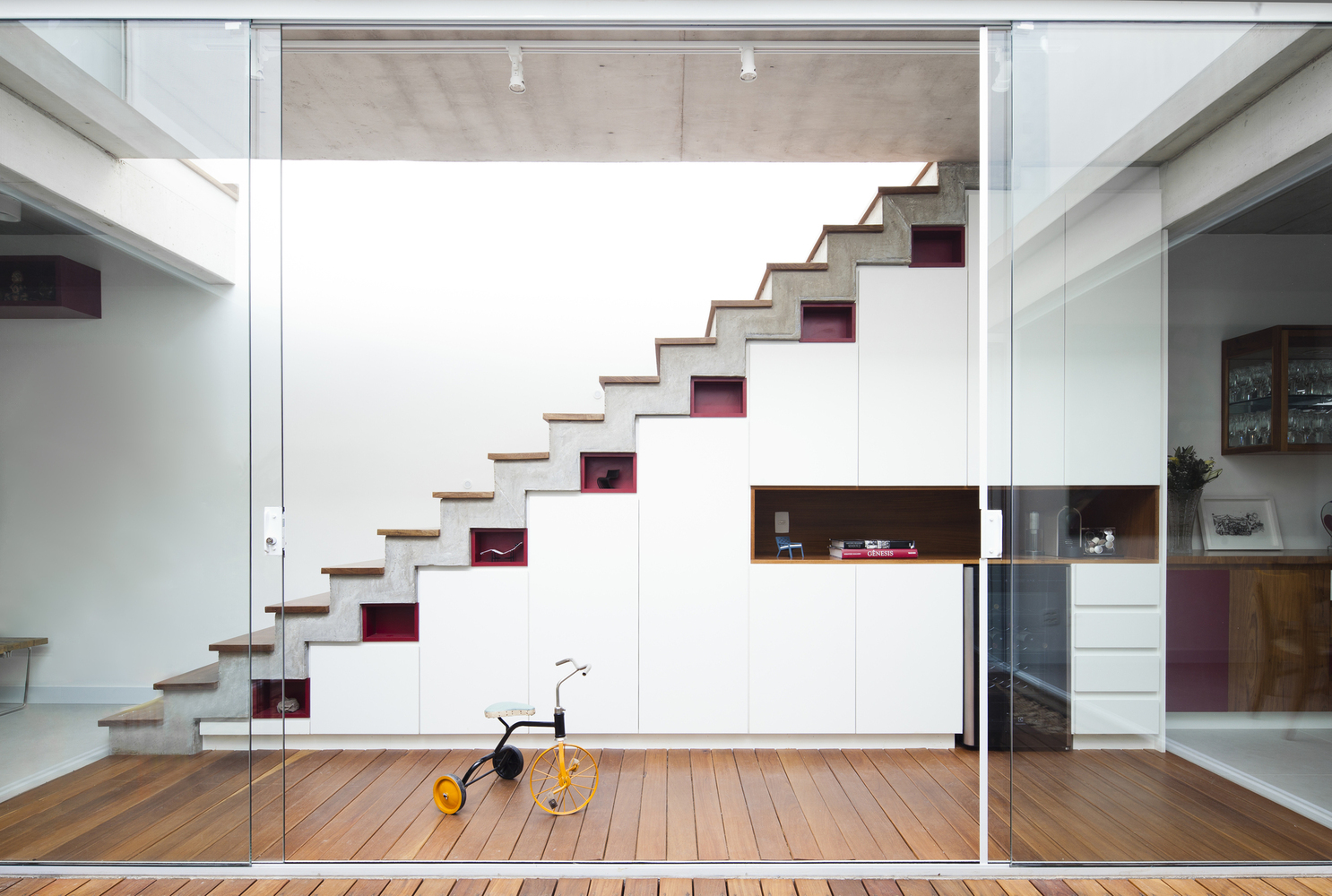 Escadas multifuncionais: 9 opções para aproveitar o espaço vertical
