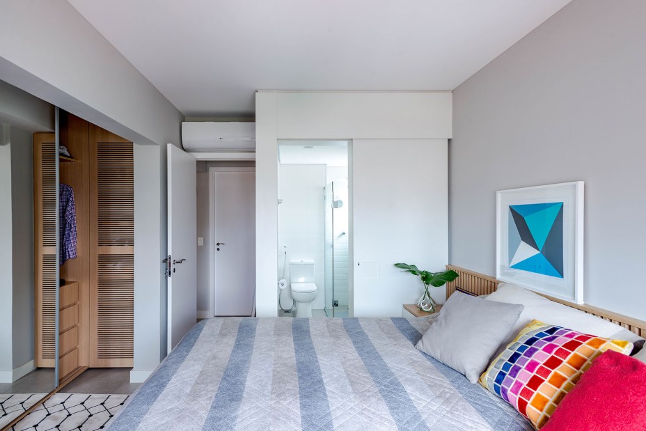 Apartamento de 69 m² traz base neutra e contemporânea