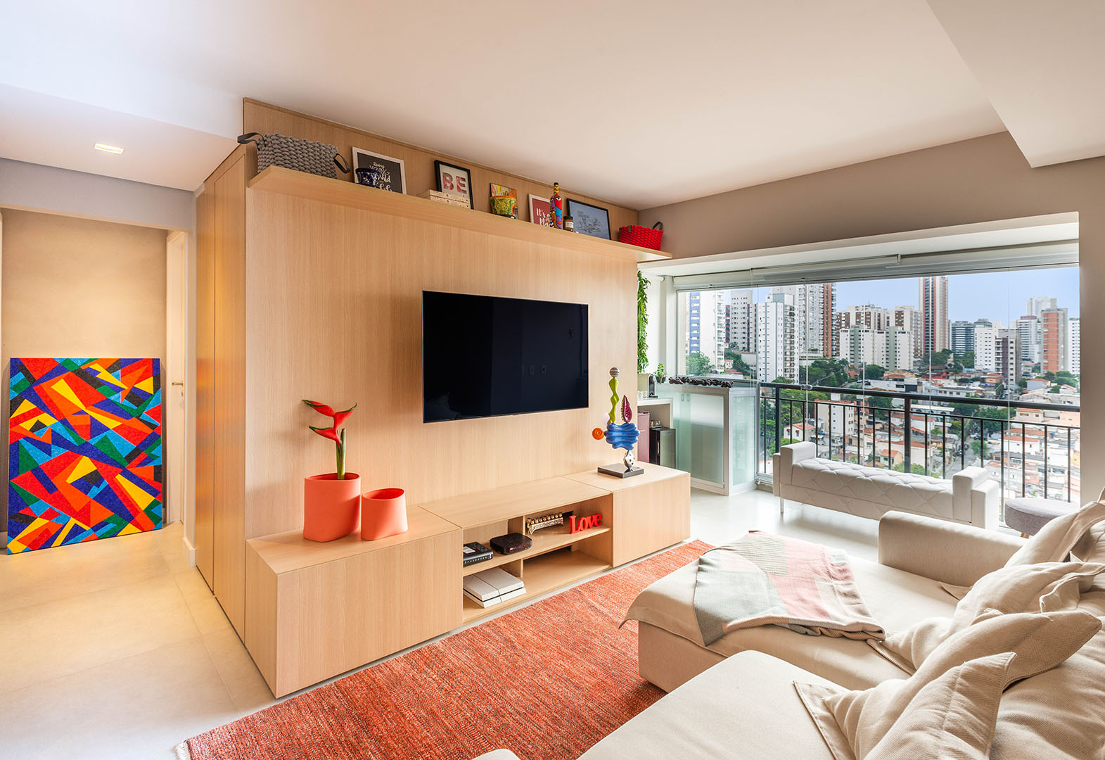 Apartamento de 69 m² traz base neutra e contemporânea