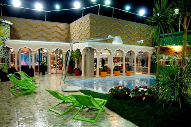 No Big Brother 6 da Albânia, que aconteceu em 2013, a decoração seguiu um estilo que lembra elementos indianos e, nos quartos, apostou em papéis de parede em mosaico
