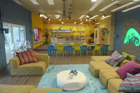 O Big Brother 11 da Alemanha, que aconteceu em 2011, trouxe um clima tropical para a casa, com animais pendurados no teto como decoração e mesmo um galinheiro no complexo!