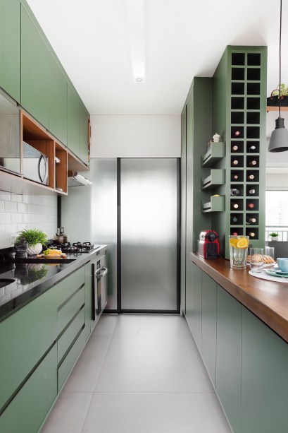Apartamento de 60 m² tem cozinha verde e banheiro azul