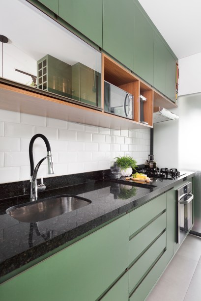 Apartamento de 60 m² tem cozinha verde e banheiro azul