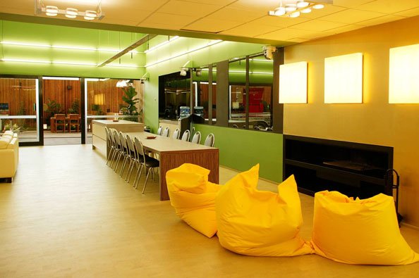 Em 2007, a sexta edição do programa na Bélgica apostou em uma decoração mais natural, com uso de materiais que lembravam o bambu e cores agradáveis, como verde claro e amarelo. A casa contava ainda com um jardim-estufa interno