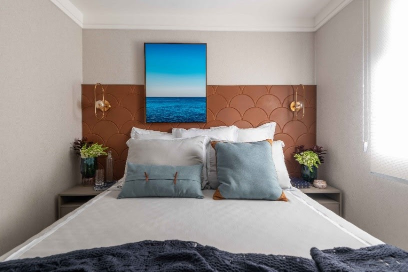 Nesta ideia da designer de interiores Daiane Antinolfi, há mesas de cabeceiras idênticas (SCA Jardim Europa) posicionadas na altura da cama, trazendo sofisticação ao quarto Nesta ideia da designer de interiores Daiane Antinolfi, há mesas de cabeceiras idênticas (SCA Jardim Europa) posicionadas na altura da cama, trazendo sofisticação ao quarto