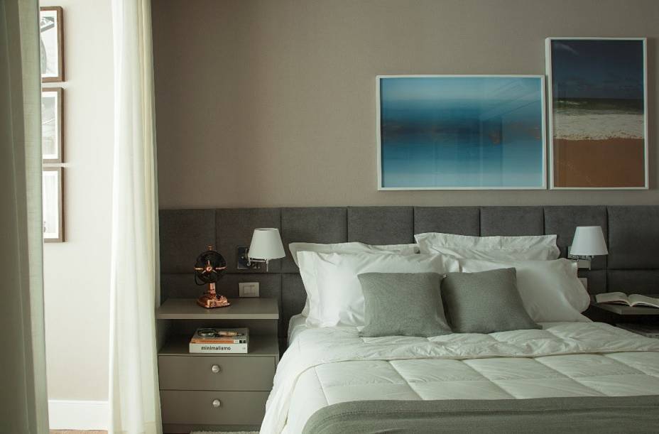 este projeto da FHS Arquitetura, a mesa lateral e a cabeceira com tons de cinza foram executadas pela SCA Jardim Europa. Enxoval branco e quadro colorido completam o mood tranquilo este projeto da FHS Arquitetura, a mesa lateral e a cabeceira com tons de cinza foram executadas pela SCA Jardim Europa. Enxoval branco e quadro colorido completam o mood tranquilo