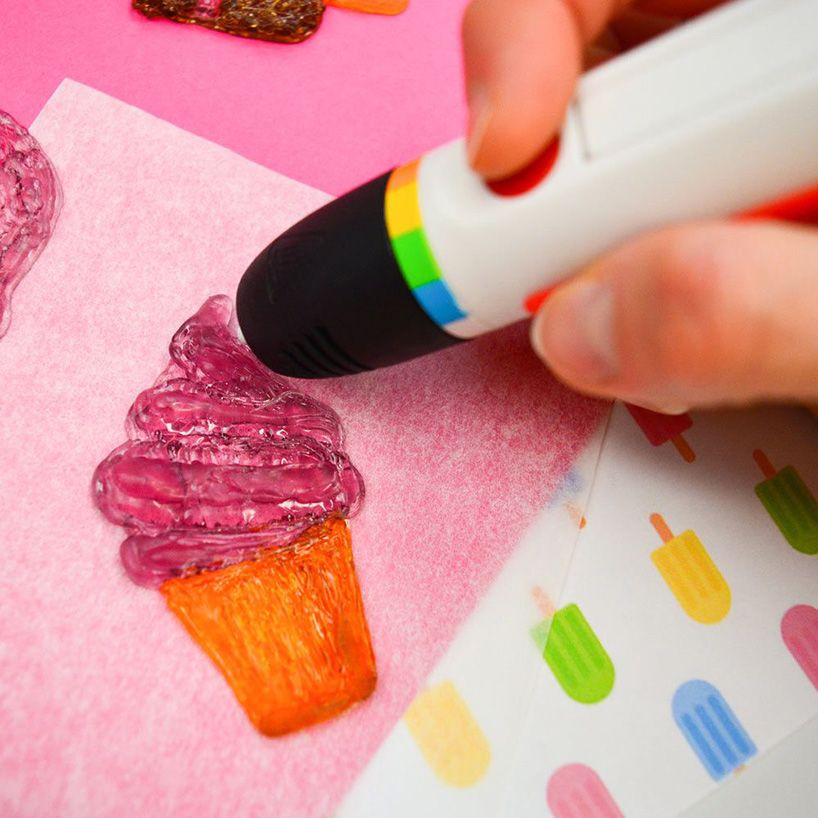 Caneta polaroid 3d imprimindo doce em formato de sorvete cor-de-rosa
