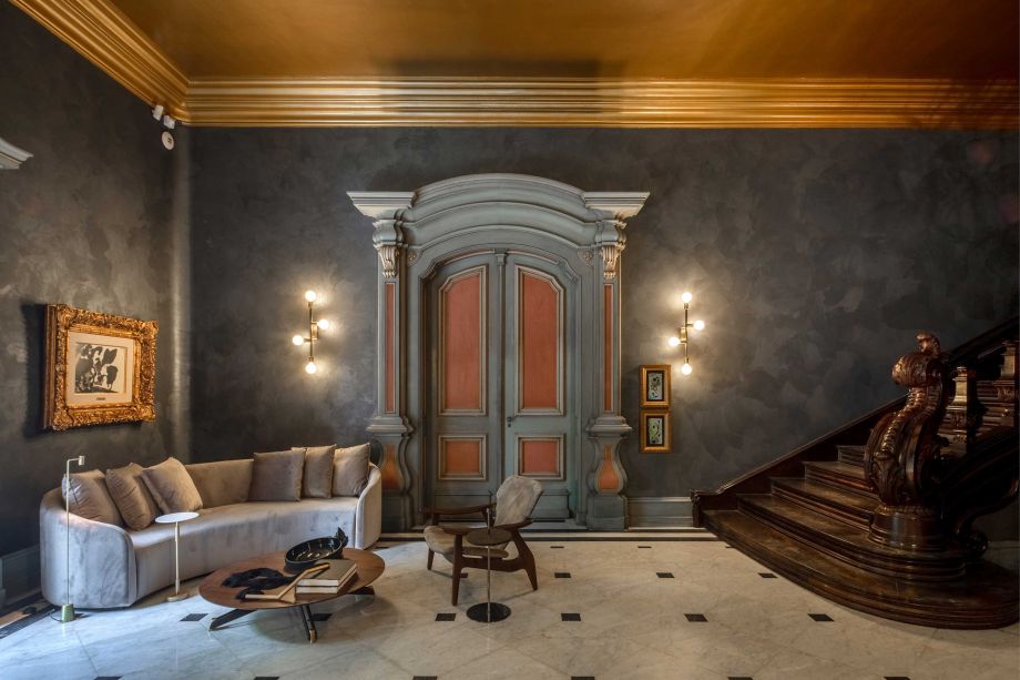 Porta de entrada da casa, o Hall de Entrada de Rodrigo Jorge traz um décor clássico – com direito a paredes grafite e peças dos anos 1950 e 1960. Entre elas, a atemporal poltrona Diz, do mestre Sergio Rodrigues.