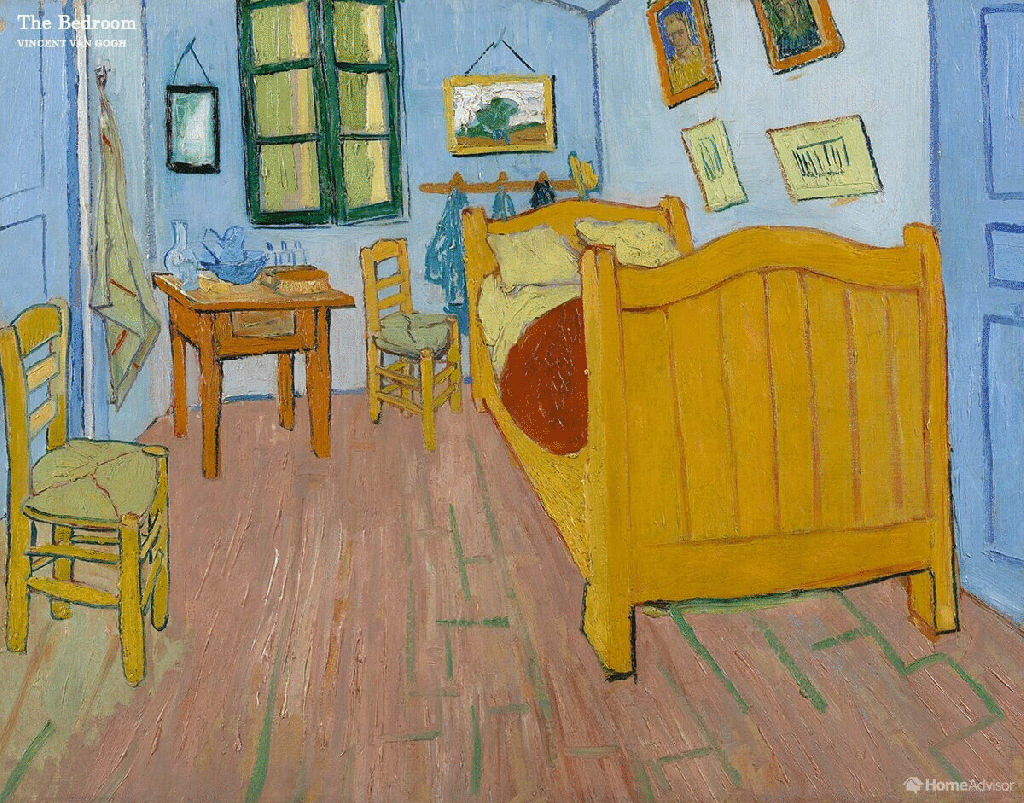 Quarto, com uma cama de madeira com roupa de cama branca e coberta vermelha. Piso de madeira, com duas cadeiras amarelas, uma mesa de cabeceira e um guarda roupas. No meio da parede azul, uma janela com estrutura de madeira azul escura e vidro que abre no meio, à esquerda dela, um espelho. Acima da cabeceira da cama, um cabideiro e um quadro; na parede lateral da cama, quatro quadros. A imagem alterna entre a pintura de Van Gogh com esse elementos e renders realistas da obra. 