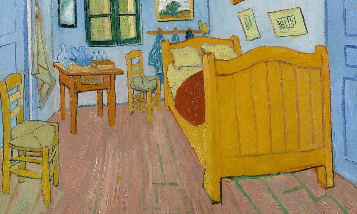 Quarto, com uma cama de madeira com roupa de cama branca e coberta vermelha. Piso de madeira, com duas cadeiras amarelas, uma mesa de cabeceira e um guarda roupas. No meio da parede azul, uma janela com estrutura de madeira azul escura e vidro que abre no meio, à esquerda dela, um espelho. Acima da cabeceira da cama, um cabideiro e um quadro; na parede lateral da cama, quatro quadros. A imagem alterna entre a pintura de Van Gogh com esse elementos e renders realistas da obra.