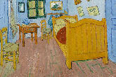 Quarto, com uma cama de madeira com roupa de cama branca e coberta vermelha. Piso de madeira, com duas cadeiras amarelas, uma mesa de cabeceira e um guarda roupas. No meio da parede azul, uma janela com estrutura de madeira azul escura e vidro que abre no meio, à esquerda dela, um espelho. Acima da cabeceira da cama, um cabideiro e um quadro; na parede lateral da cama, quatro quadros. A imagem alterna entre a pintura de Van Gogh com esse elementos e renders realistas da obra.