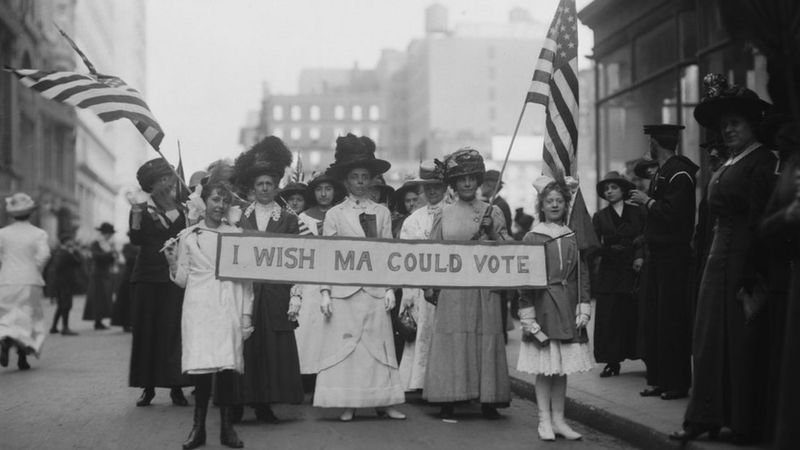 Sufragistas nos Estados Unidos em 1913. No cartaz, 