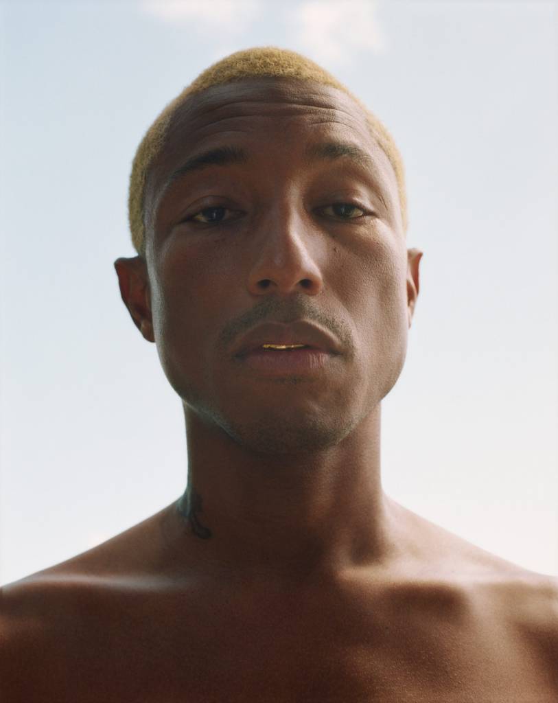 pharrell-williams-lanca-linha-de-produtos-de-skincare-pela-humanrace-casa.com-1 Foto do busto do cantor e produtor Pharrell Williams, sem camisa e com o cabelo loiro bem baixo.