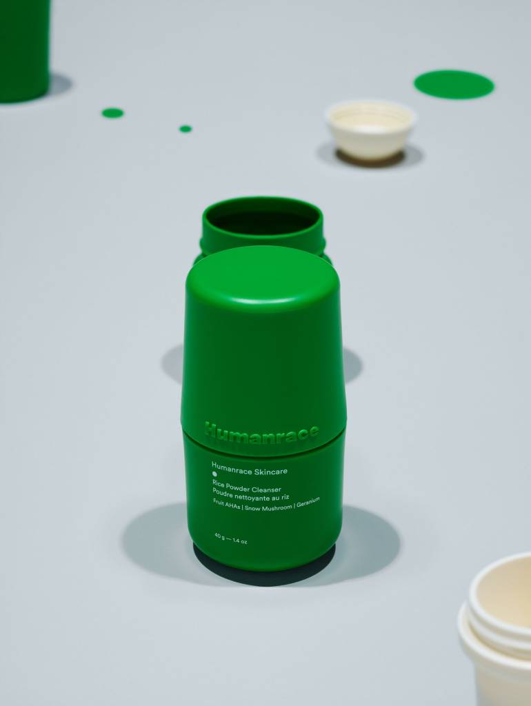pharrell-williams-lanca-linha-de-produtos-de-skincare-pela-humanrace-casa.com-2 Produto de cuidado facial, com embalagem verde, cilíndrica em fundo branco azulado