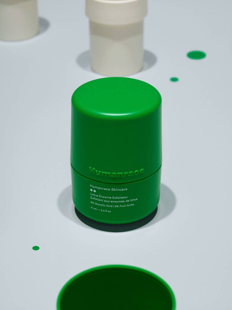 pharrell-williams-lanca-linha-de-produtos-de-skincare-pela-humanrace-casa.com-3 Produto de cuidado facial, com embalagem verde, cilíndrica em fundo branco azulado