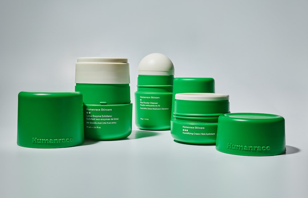 pharrell-williams-lanca-linha-de-produtos-de-skincare-pela-humanrace-casa.com-8 Produto de cuidado facial, com embalagem verde abertas, cilíndrica em fundo branco azulado