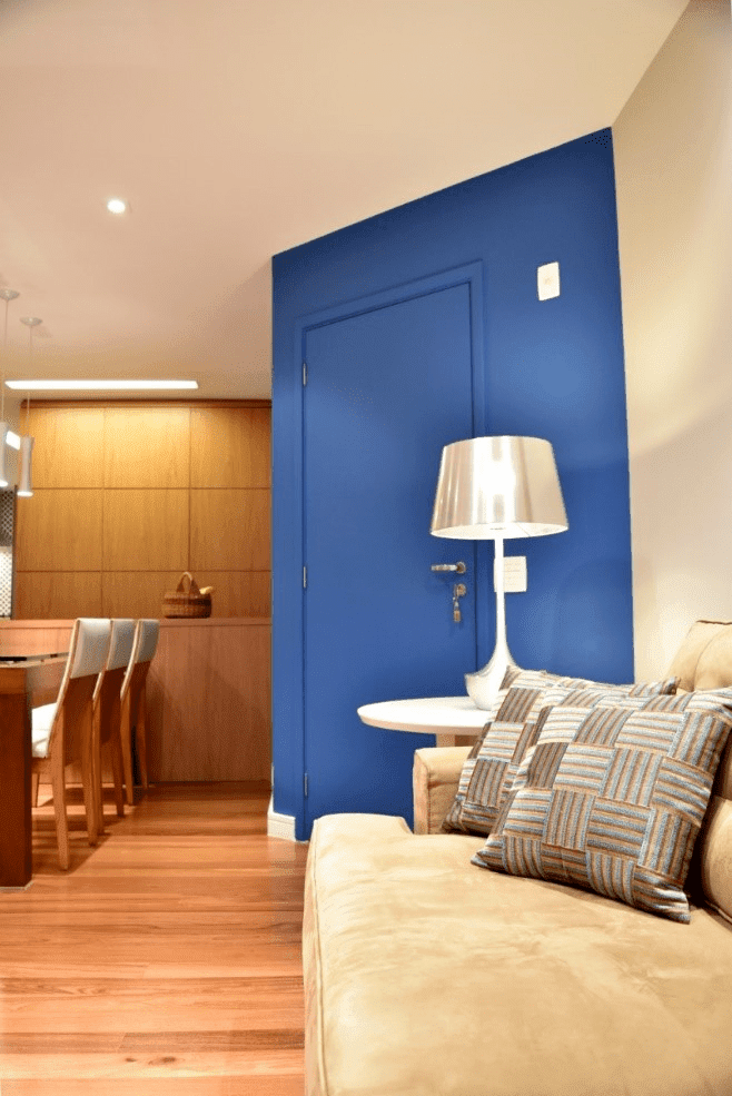 Apartamento com porta colorida azul