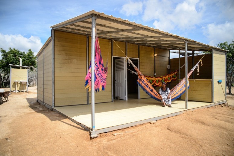 Casa pré-fabricada é feita com plástico reciclado e café.