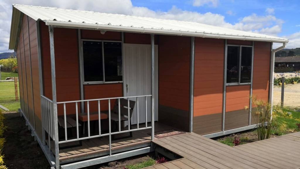 startup-colombiana-usa-residuos-de-cafe-para-fabricar-casas-populares-casa.com-4 Casa pré-fabricada é feita com plástico reciclado e café.