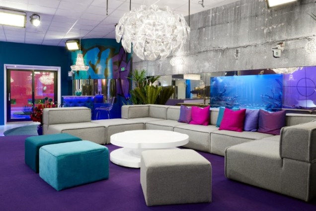 No Big Brother 5 da Suécia, em 2011, o décor da casa era mais sóbrio e apostou em cores como roxa, rosa e azul