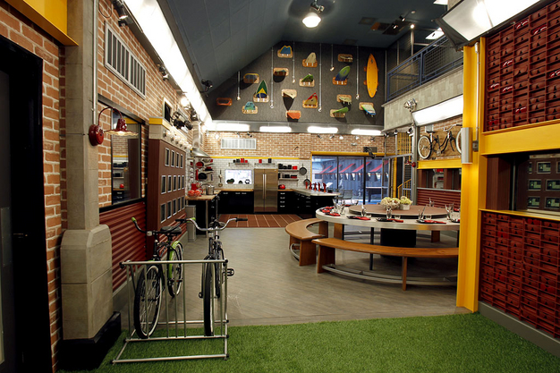 Nos Estados Unidos, o Big Brother 13 (2011) apostou em muitas cores e objetos decorativos diversos para a casa, com estilos diferentes em cada cômodo