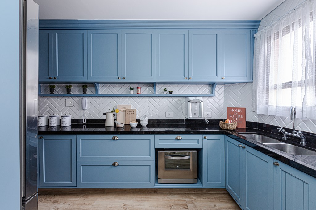 Cozinha com armários azuis