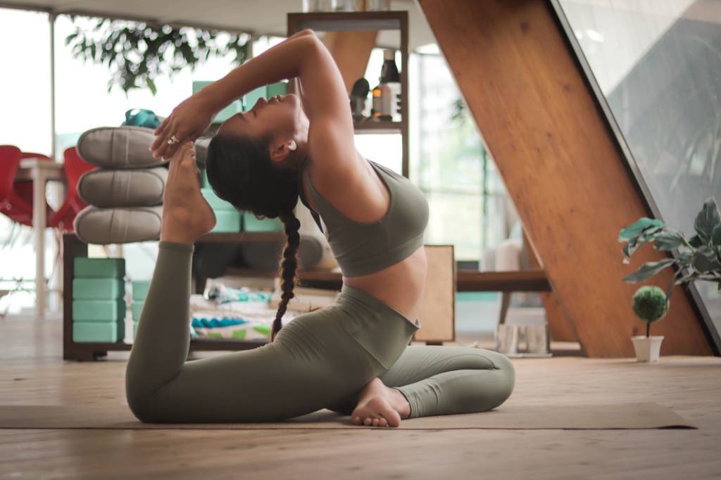Yoga em casa: como montar um ambiente para praticar