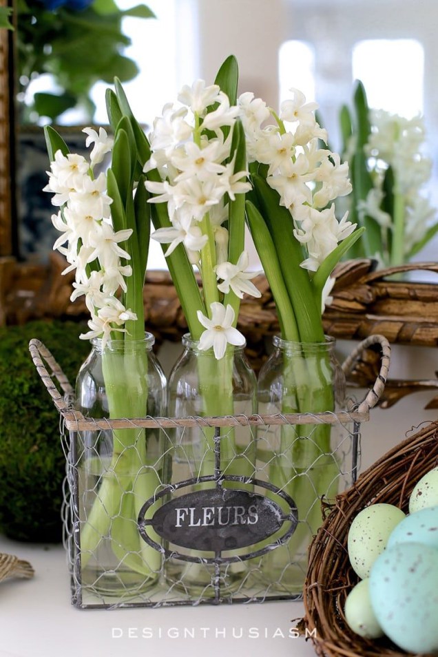 As garrafas de leite por si só já podem complementar hastes alongadas de algumas flores, mas uma caixa decorativa deixa essa exibição ainda mais linda