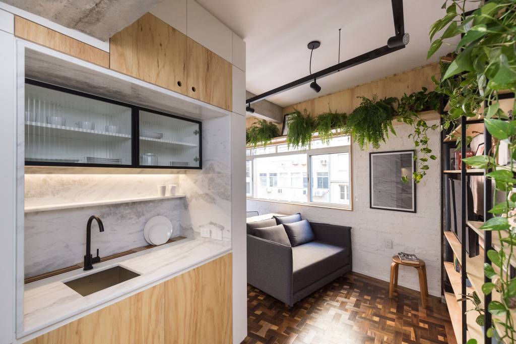 Quarto de hotel vira apê compacto de 30 m²