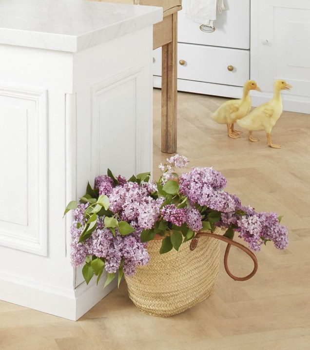 Quando o seu suporte de coleta de flores é tão bonito quanto esta cesta de mercado tecida com acabamento em couro, não há necessidade de transferir flores para outro vaso para desfrutar a sua beleza