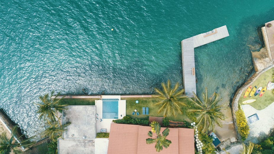 Casa de praia em Angra dos Reis tem vista linda e área para arvorismo