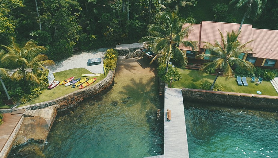 Casa de praia em Angra dos Reis tem vista linda e área para arvorismo