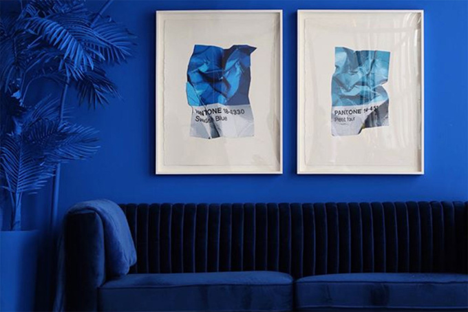 Cores; paleta de cores; chakra; sala; sofá azul; parede azul