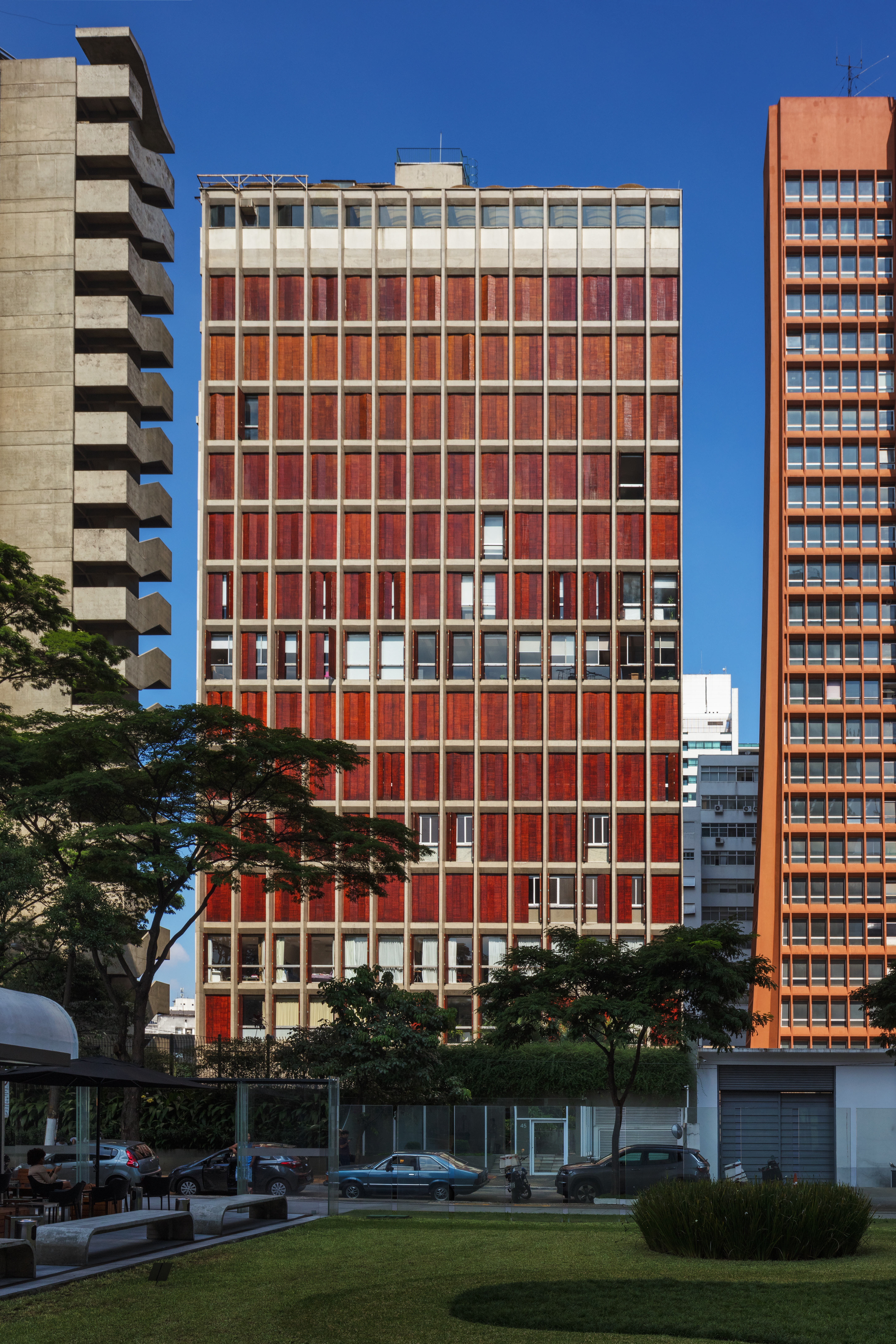 Móvel multifuncional é coração de apê de 320 m² em São Paulo