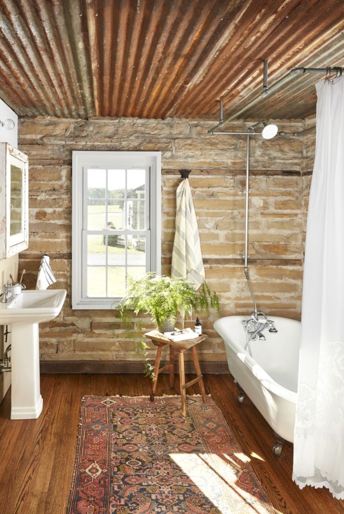 banheiro-rustico-country-living-brian-woodcock