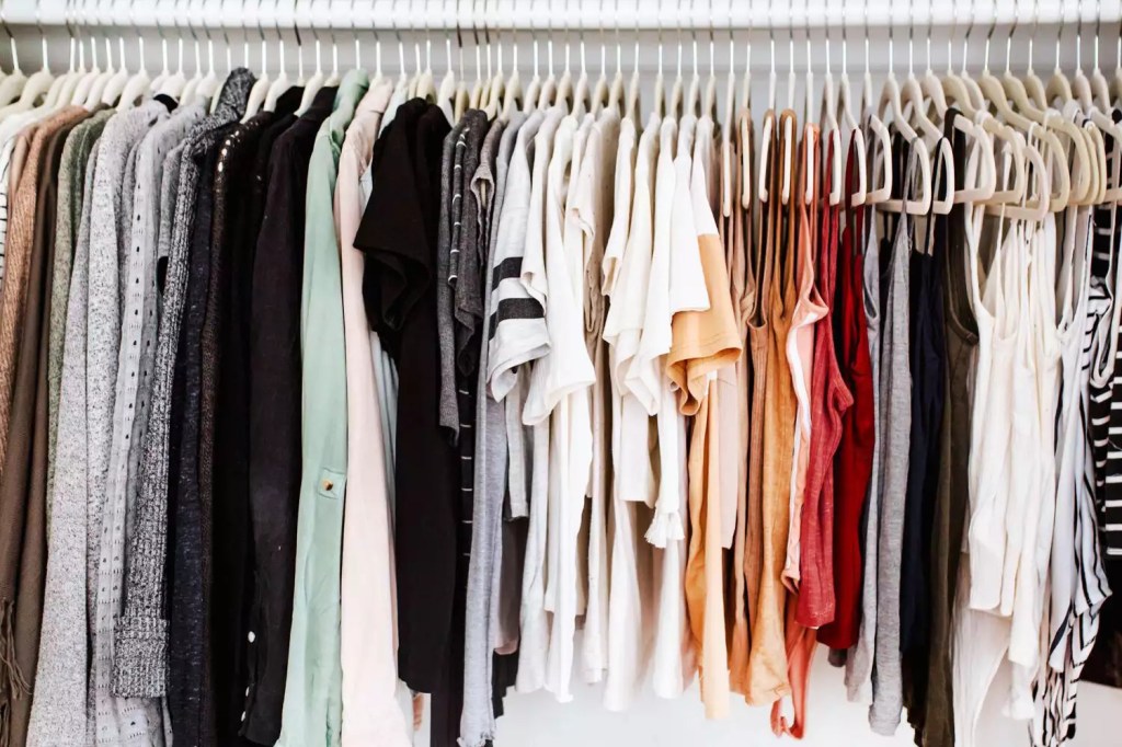como-arrumar-as-roupas-no-armario-casa.com-3