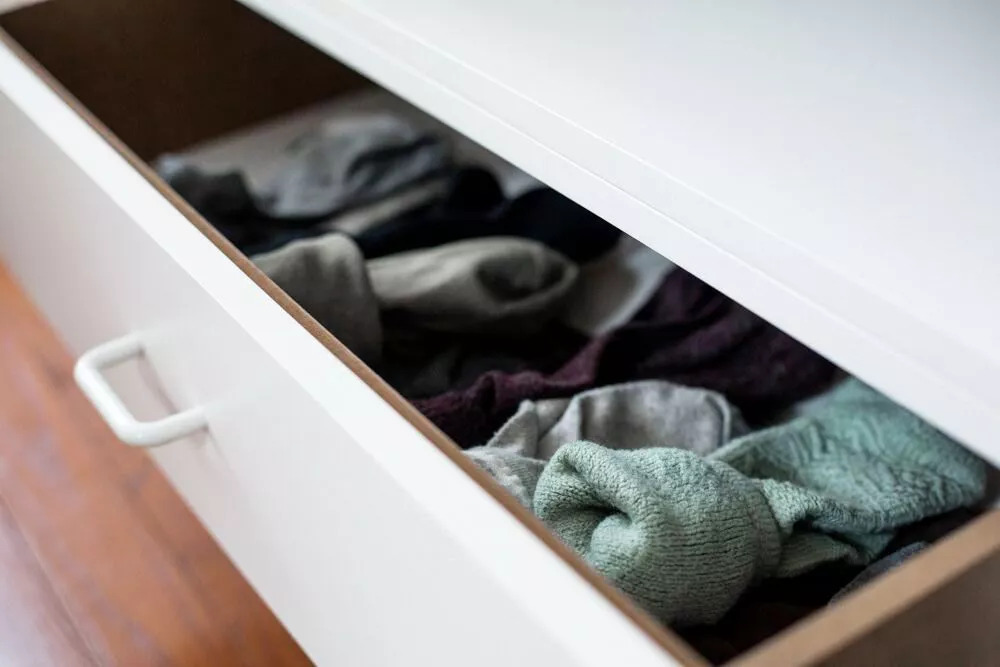como-arrumar-as-roupas-no-armario-casa.com-7