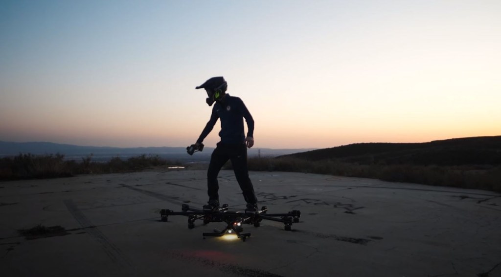 Com este drone você pode andar de skate voando