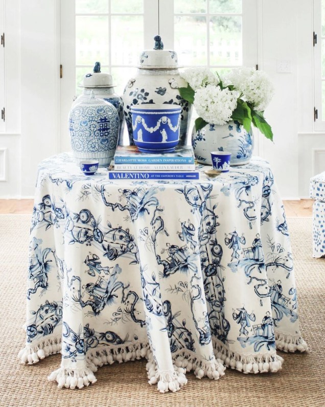Receba seus convidados com uma coleção de vasos chinês na mesa de entrada, repletos de hortênsias frescas em uma paleta coordenada de cores azul e branco