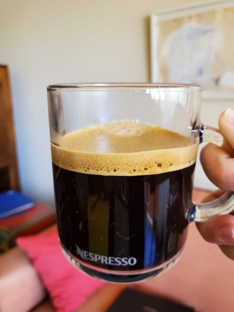 Xícara de vidro com café