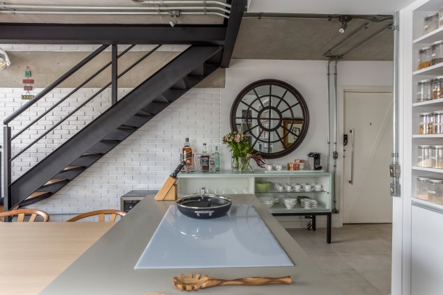 Para o projeto desse loft, Ieda e Carina Korman, do Korman Arquitetos, optaram pela cozinha em ilha.