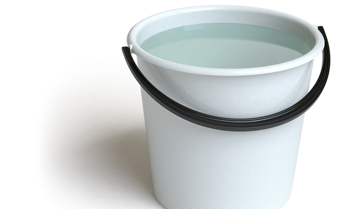 Como desentupir vaso sanitário: 7 formas de resolver o problema. Foto de balde de água.