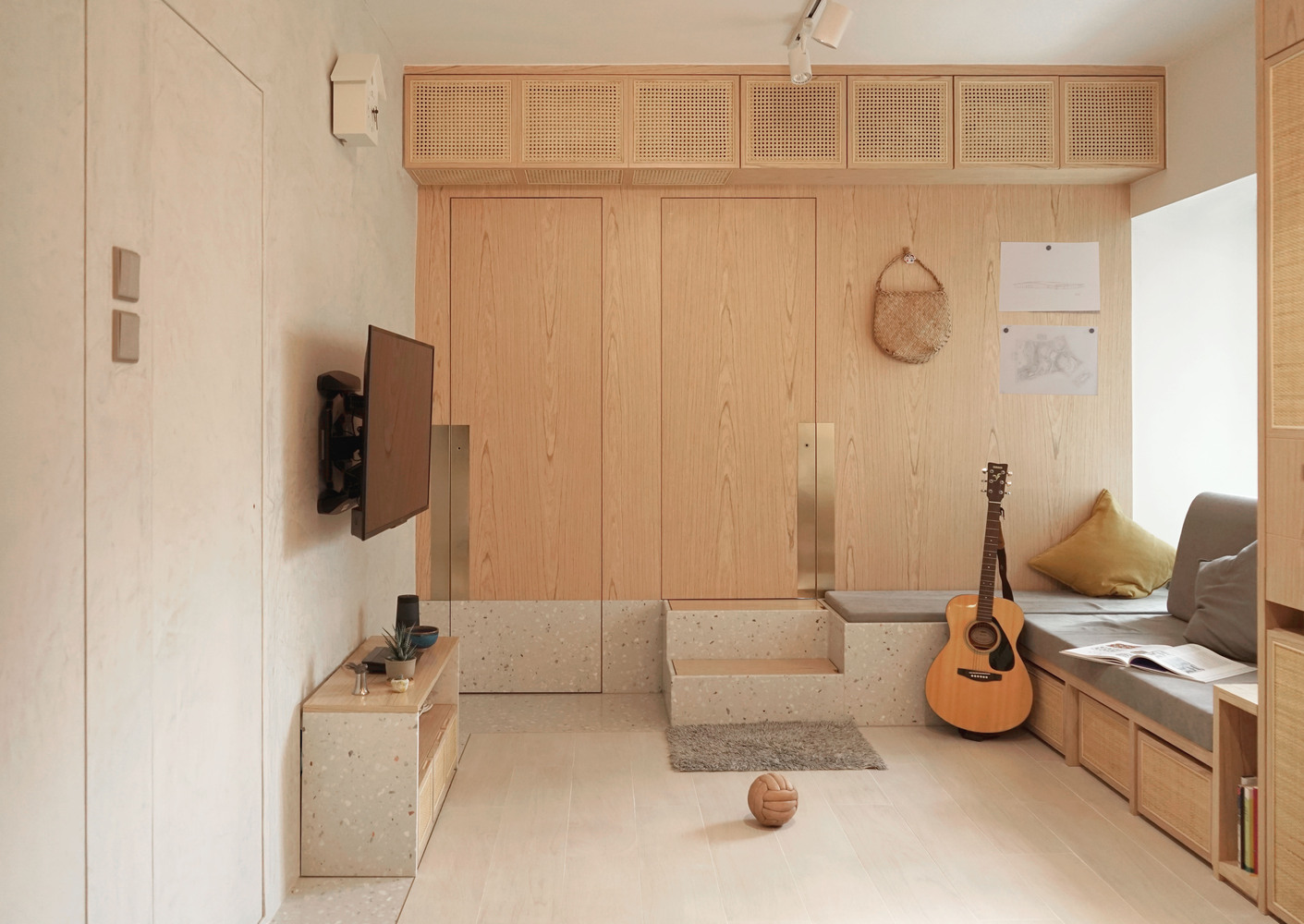 Apê de 40 m² utiliza armário funcional para solucionar falta de espaço