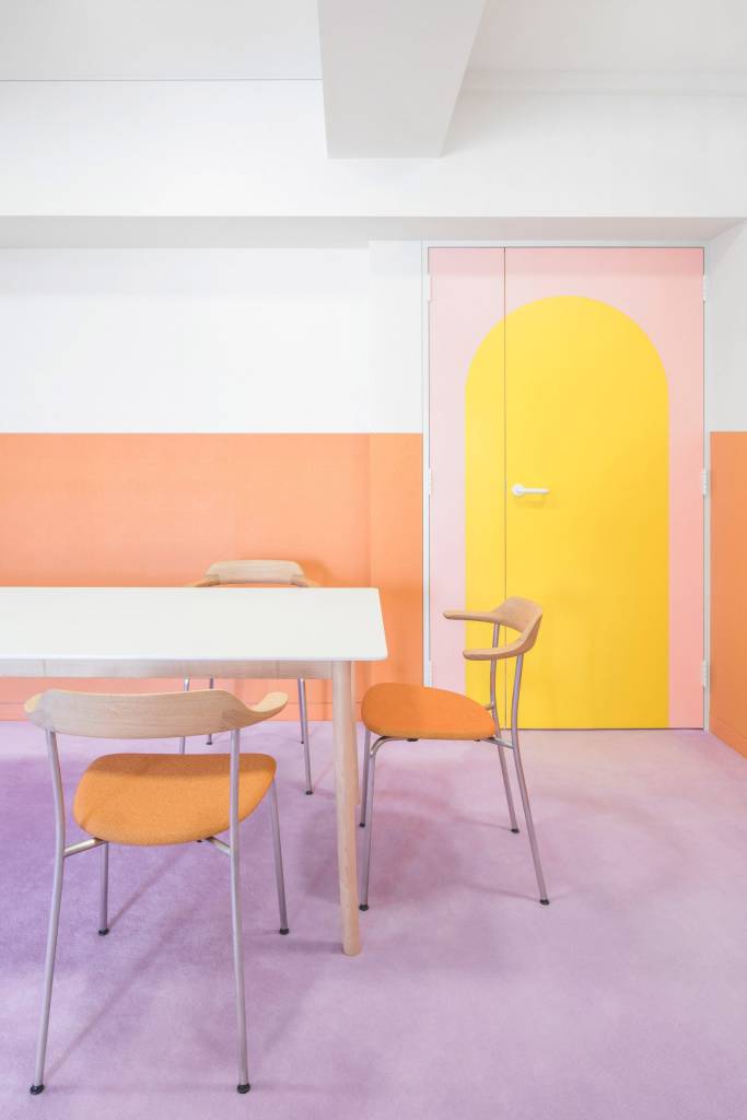 10-interiores-com-cores-ousadas-casa.com-11