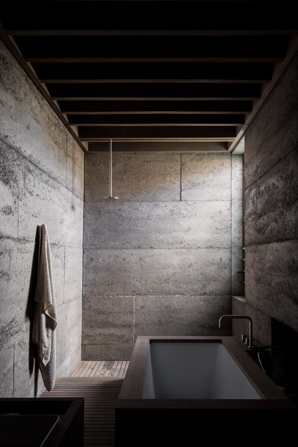 Banheiro com paredes em cimento bruto