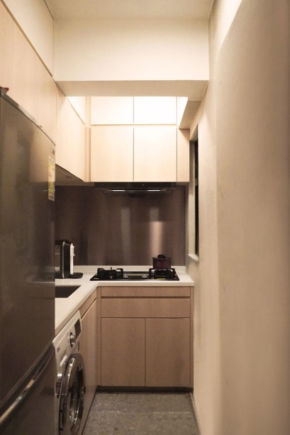 Apê de 40 m² utiliza armário funcional para solucionar falta de espaço