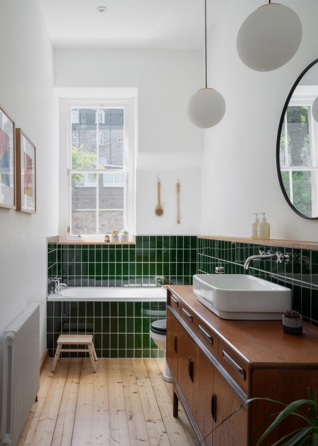 Banheiro com meia parede em ladrilhos verdes
